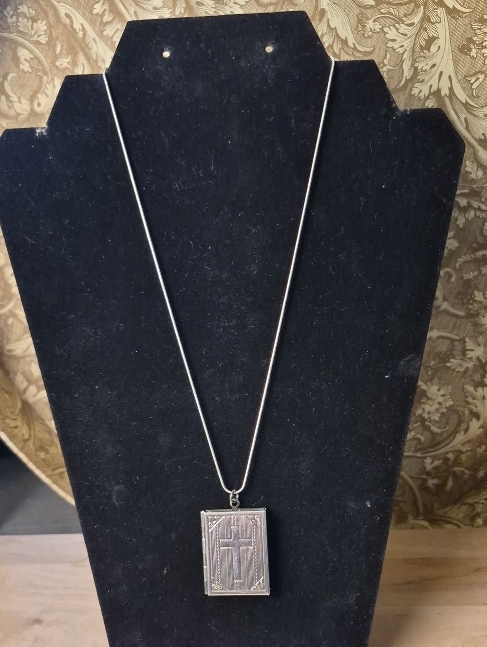 Silver Cross Locket Necklace - Elegant Religious Pendant 925